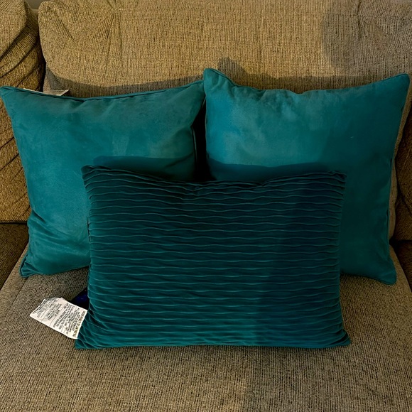 White and gray wicker basket with 3 throw pillows - Picture 3 of 4